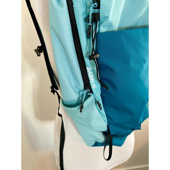 The North Face Basin 18 Backpack Blue Rain Cover Daypack Bag Canvas Hiking Camp - Picture 5 of 16